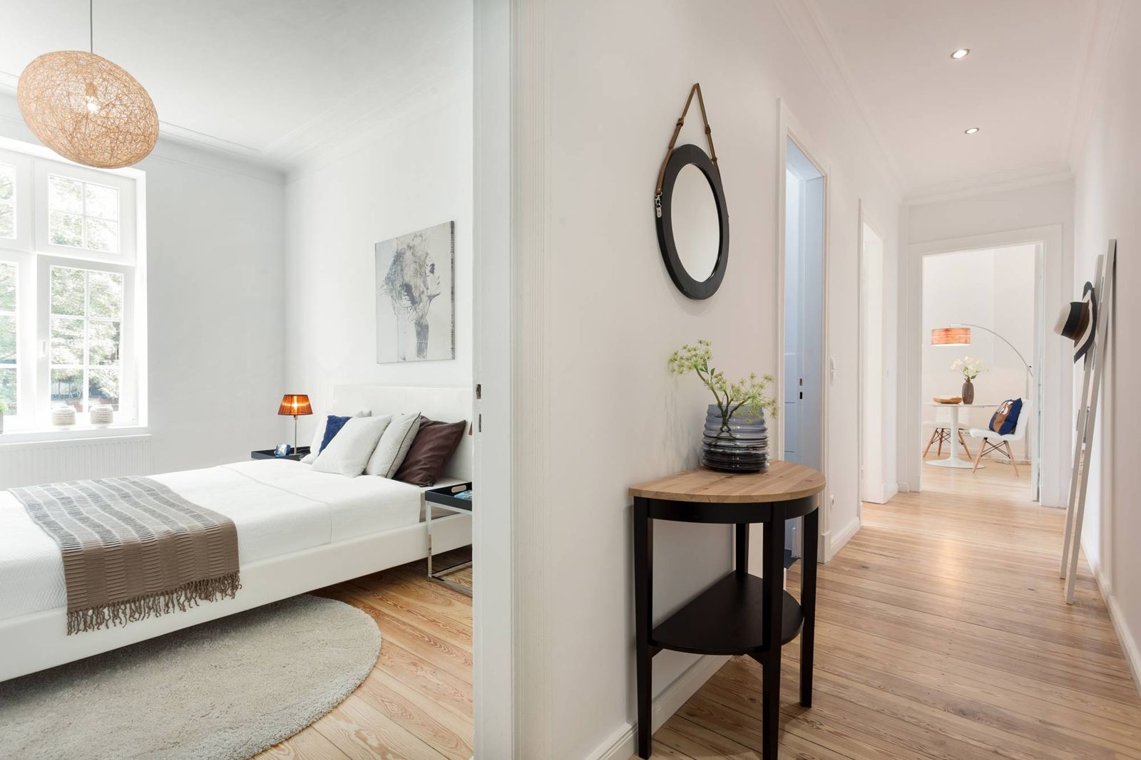 Helles Schlafzimmer mit Blick in den Flur, professionell fotografiert
